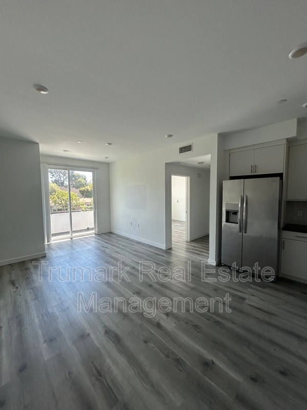 Photo - 11408 Sarah St Unidad 205