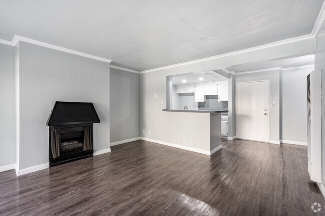 1BR, 1BA - 725SF - LIVING ROOM