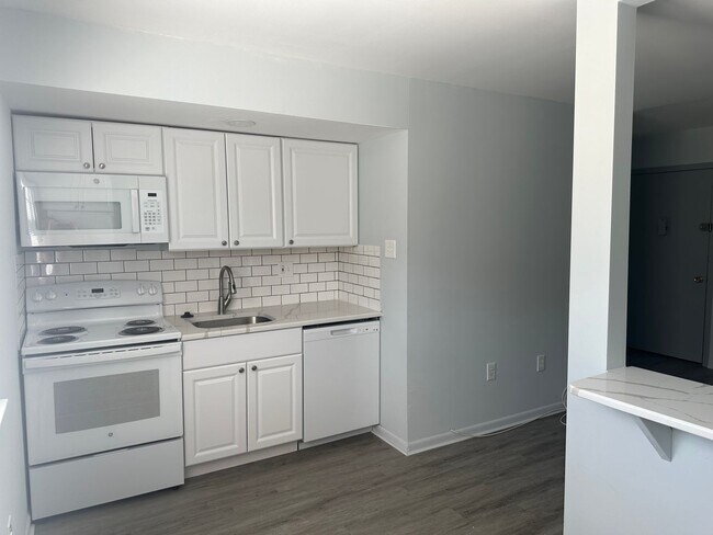 West Avenue Apartments - West Avenue Apartments Unit B12