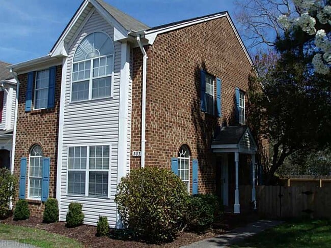 CHESAPEAKE UPDATED END-UNIT TOWNHOME - CHESAPEAKE UPDATED END-UNIT TOWNHOME