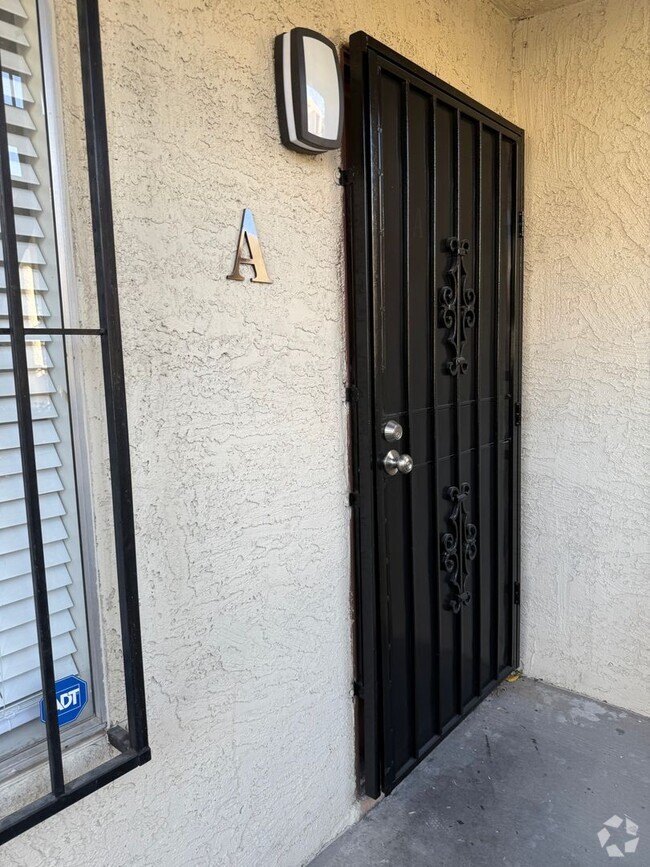 Building Photo - 3 Bedroom 2 Bathroom Condo Near Desert Inn... Unit A