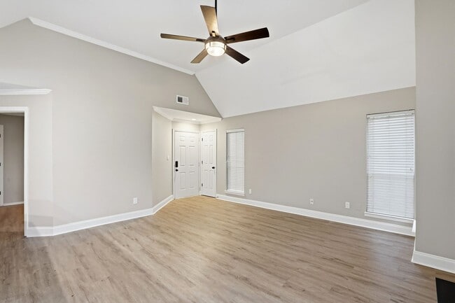 Photo - Bright Top-Floor Condo with Vaulted Ceilin... Unit 11