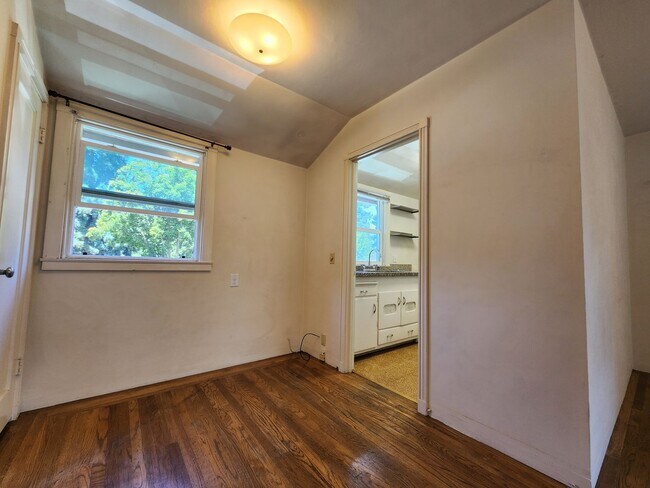 Photo - Spacious One bedroom with In-unit Laundry Available April 5th. Unidad 304