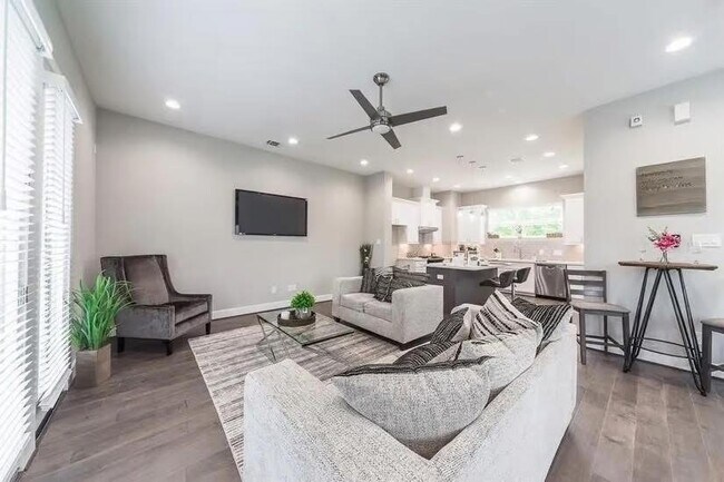 Photo - 1329 Buescher Dr House