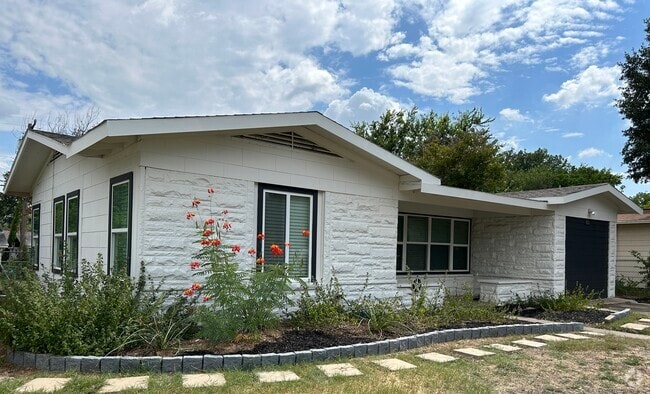 Building Photo - 420 Storeywood Dr Rental