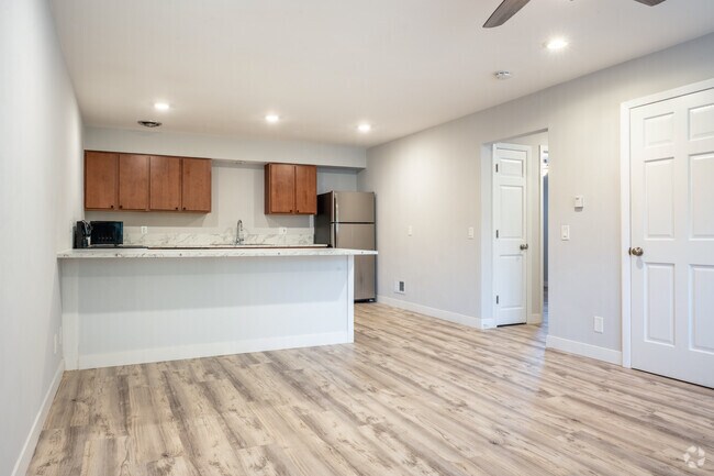 2BR, 1BA - 850SF - Kitchen, Living Room