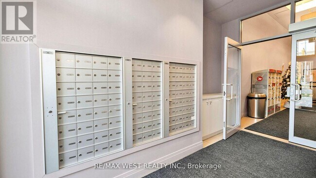 Photo - 408 Browns Line Unité 201