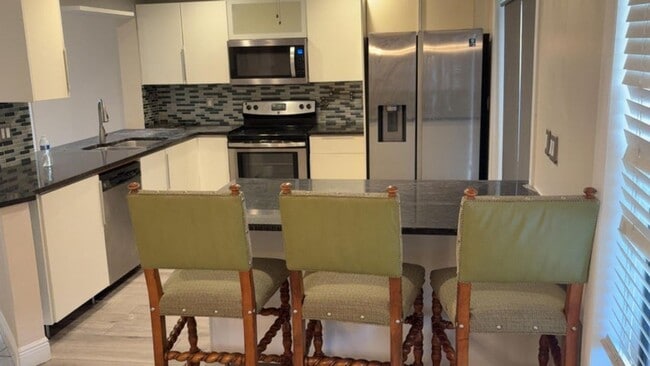 Building Photo - 5855-5855 Northpointe Ln