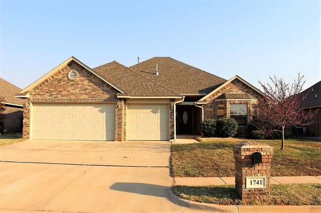 Building Photo - Gorgeous 4 Bed 2 Bath in Gated Community