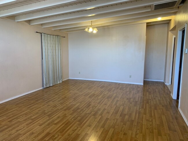 Living area - 3105 Valverde Dr NE