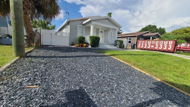 Building Photo - 2519 W Walnut St Unit A