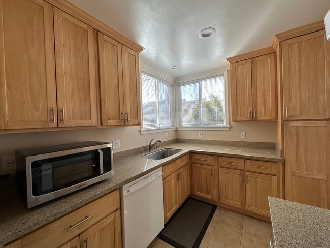 Kitchen - 594 34th Ave