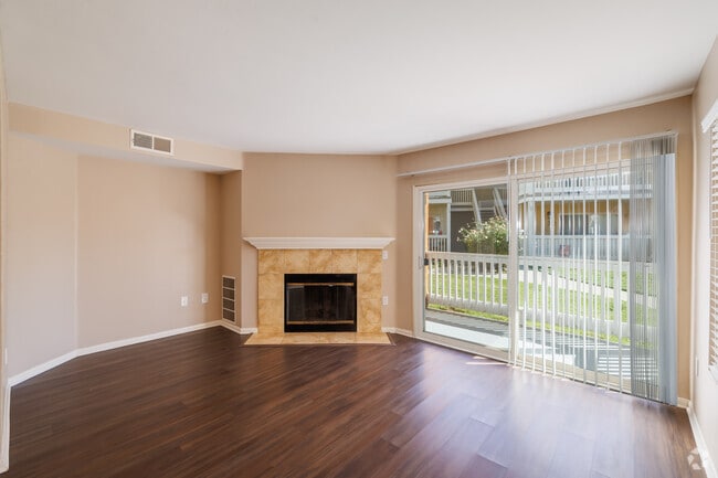 3BR, 2BA - 1,350SF - Living Room