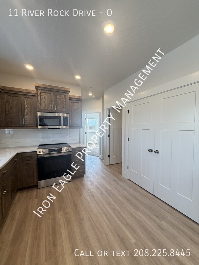 11 River Rock Dr