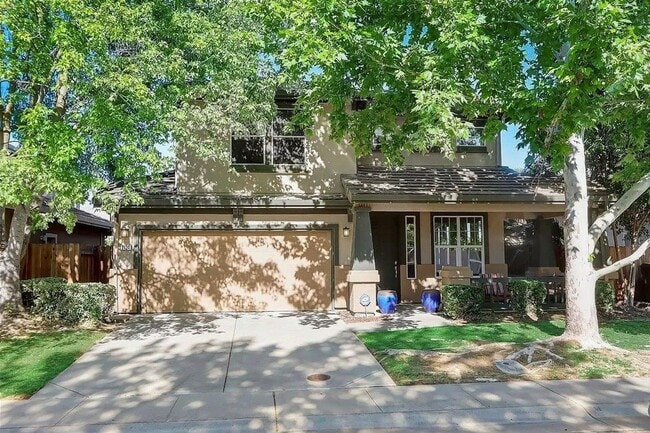 Building Photo - Stunning East Davis home available for fall move in!