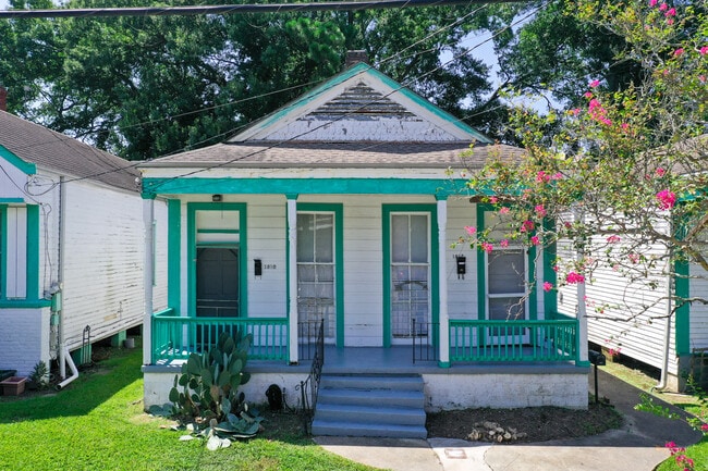 Building Photo - 1812 Dante St