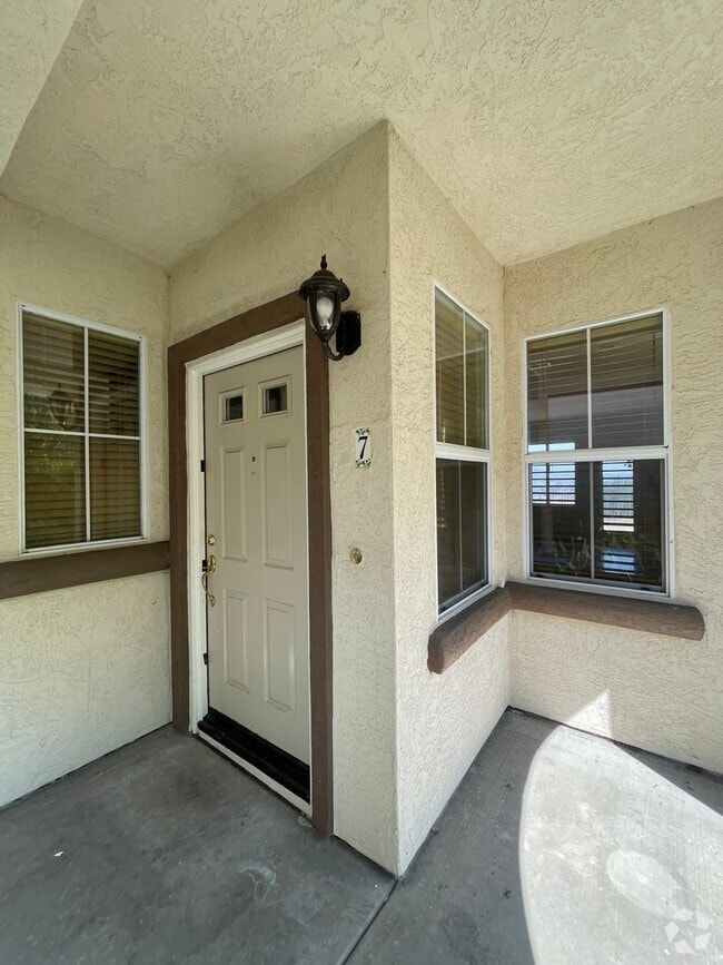 Building Photo - Perfect 3 bedroom townhome for rent!