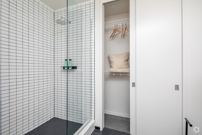 1BR, 1BA - A2 - 634SF - Bathroom