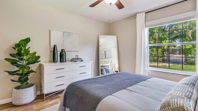 Cada dormitorio incluye un ventilador de techo de velocidad múltiple y una ventana grande.