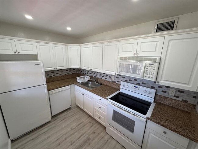 Photo - 2710 Riverside Dr Unit 201