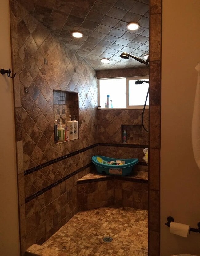 Walk in Shower - 2747 Tonto Way
