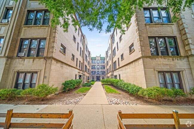 Building Photo - 631 W ROSCOE St Unit c2 Rental