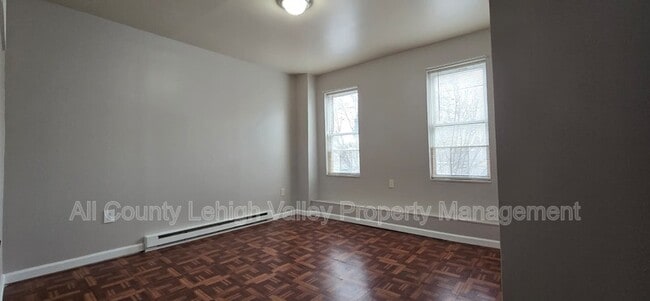 Photo - 609.5 Walnut St