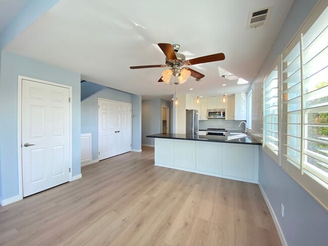 Building Photo - Coastal Living at Its Best – 4BR with Ocea...
