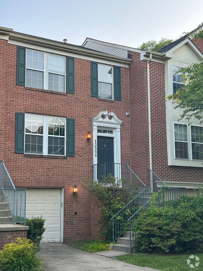 Building Photo - 3 BED + 3 Bath - Brick front townhome in P...