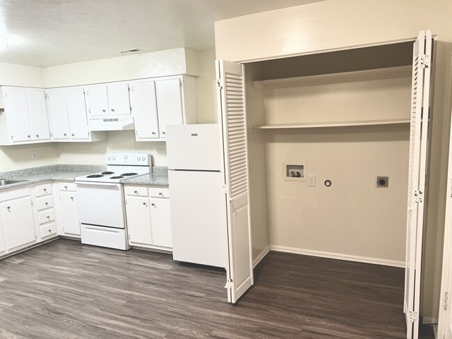 Kitchen with washer & dryer hookups