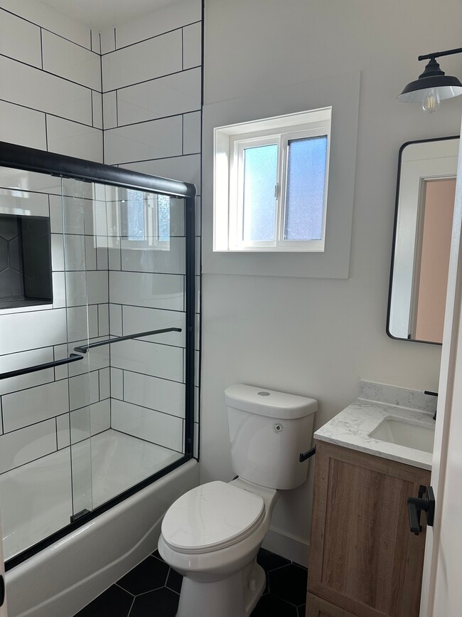 Photo - 1021 W 77th St