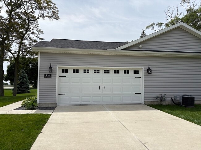 Photo - 738 S Shoop Ave