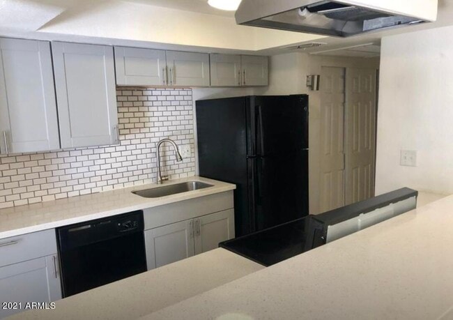 Building Photo - 18202 N Cave Creek Rd Unit 117
