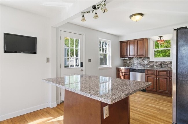 Photo - 244 Williams St