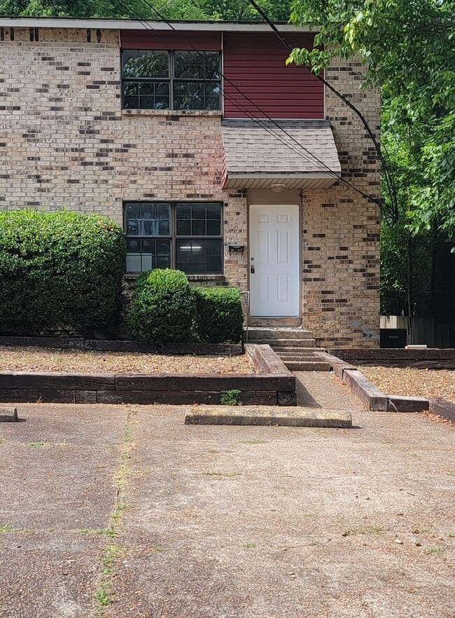 Photo - 2 Bed/ 1.5 Bath Townhouse - 6 Month Lease Available!