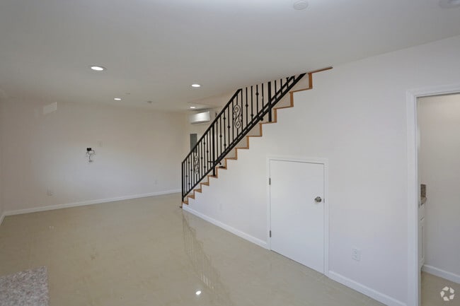 2 habitaciones, 3 baños - 910 pies cuadrados - 1039 S Lake St