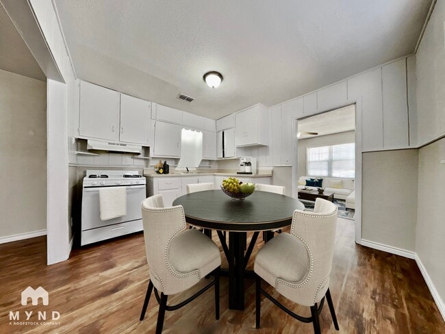 Photo - 108 N Avenue V