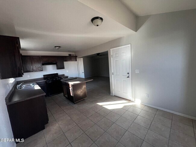 Photo - 7500 Howard St