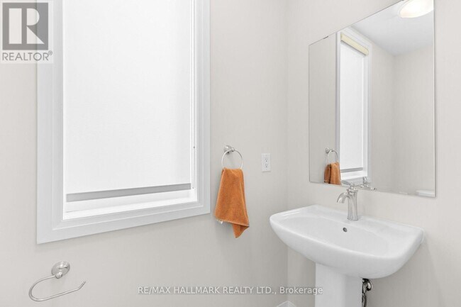Photo - 16 Crossmore Cres