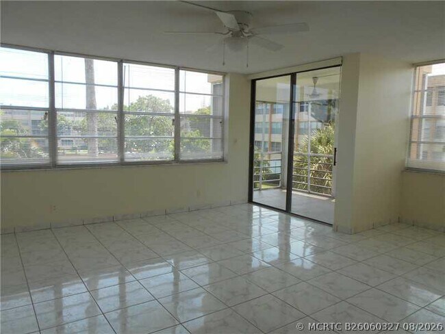 Building Photo - 2731 Taft St Unit 309