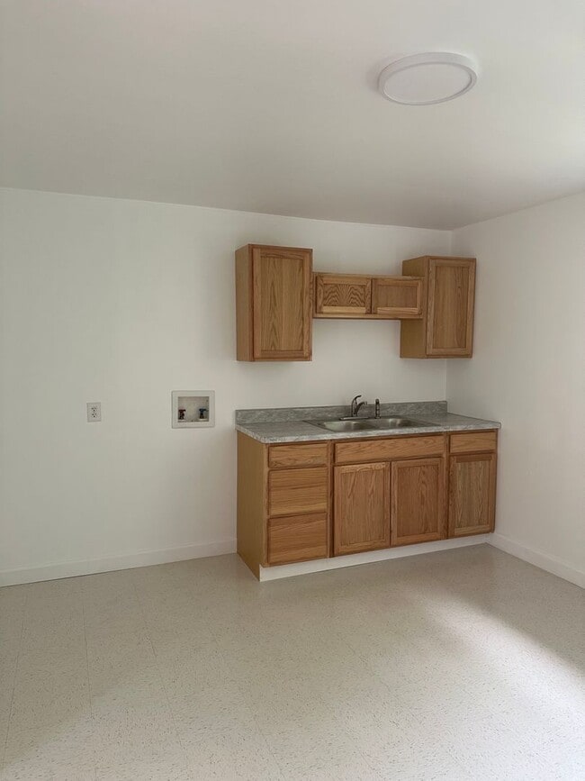 Building Photo - 3 Bedroom/1 bath home