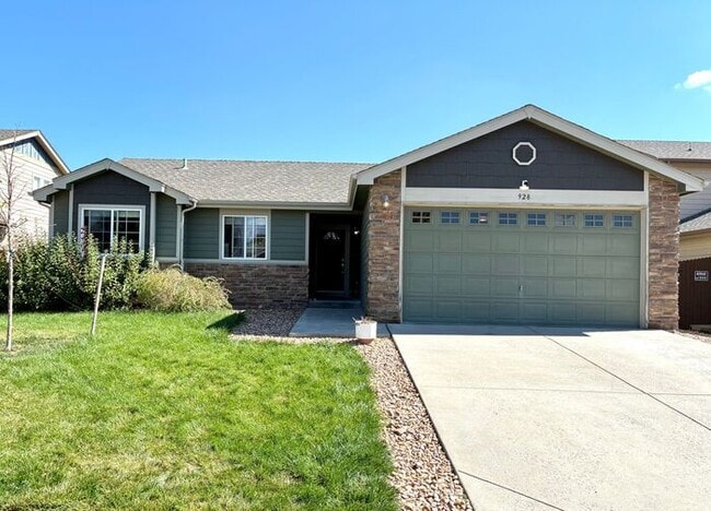 Building Photo - Ranch style home with 3 bed 2 bath and ove...