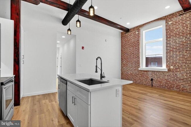 Building Photo - 2045 Trenton Ave Unit 303