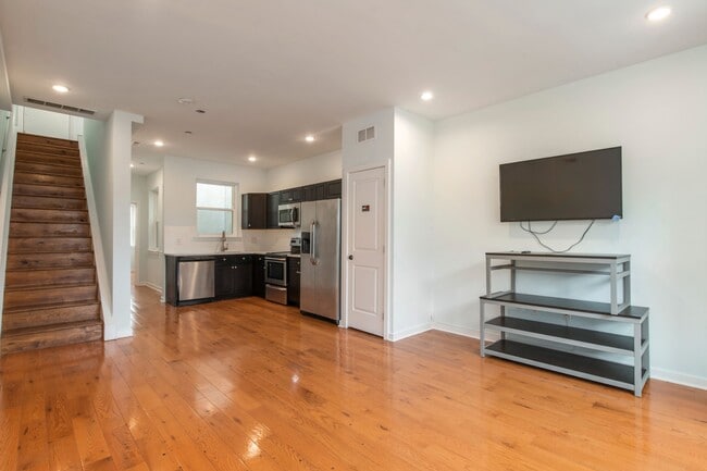 Building Photo - 1517 W Seybert St Unit 2