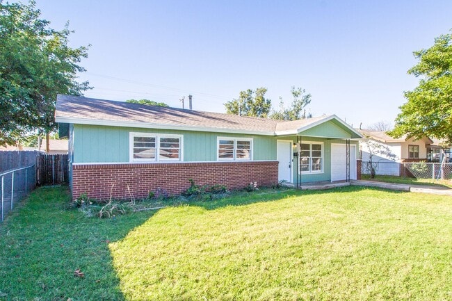 Building Photo - 3 Bedroom 1 Bathroom house with lots of charm!