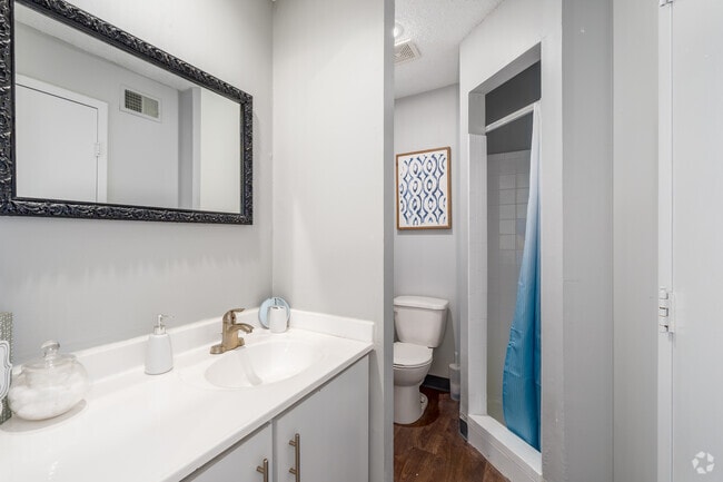 2BR, 2BA - 925SF - Primary Bathroom