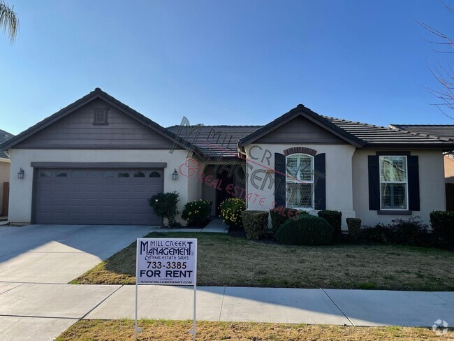 Building Photo - Beautiful Northwest Visalia home with sola...