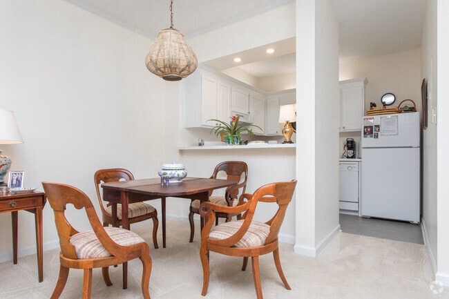 1HAB, 1BA - 810 ft² - Saint Anne's Terrace Senior Living Apartamentos