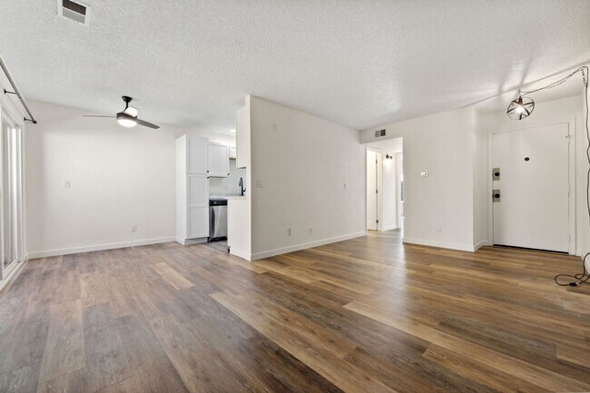 Photo - Updated Condo in Expo Park!