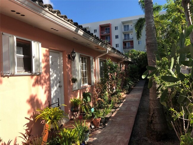 Building Photo - 1020 SW 5th St Unit 6